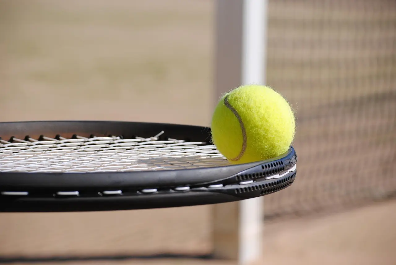Tennisbold på ketsjer