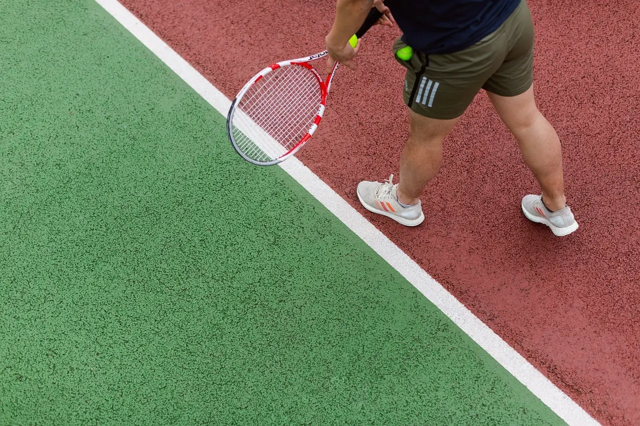Tennisspiller set oppefra
